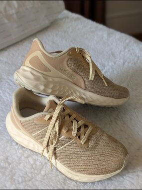 New Balance Women's Tan/Beige Lightweight Sneakers